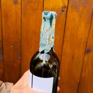 Botella cubierta con envoltorio de cera de abeja